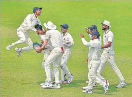  ?? PTI ?? ■
Bengal cricketers celebrate after dismissing Karnataka batsman KL Rahul during the Ranji Trophy semi-final at Eden Garden on Sunday.