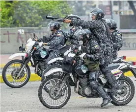  ?? AFP ?? A la carga. Efectivos policiales persiguen a un grupo opositor.