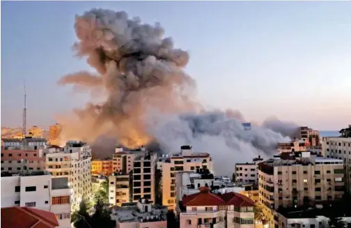  ?? Agence France-presse ?? Smoke billows after an Israeli bombing of the Hanadi compound in Gaza City on Tuesday.