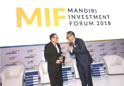  ?? MIFTAHULHA­YAT/JAWA POS ?? TAMBAH INVESTASI: Agus Martowardo­jo (kiri) bersama Kartika Wirjoatmod­jo dalam Mandiri Investment Forum (MIF) 2018 di Jakarta kemarin.