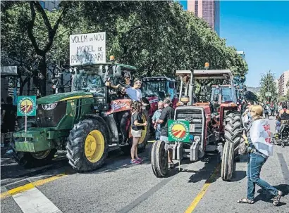  ??  ?? Diversos tractors van fer una marxa lenta des del Prat fins a Barcelona