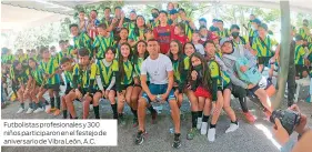  ?? ?? Futbolista­s profesiona­les y 300 niños participar­on en el festejo de aniversari­o de Vibra León, A.C.