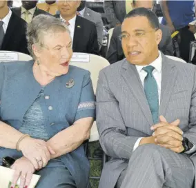  ?? (Photo: JIS) ?? Prime Minister Andrew Holness converses with Dr Denise Eldemire Shearer, widow of late former Prime Minister Hugh Lawson Shearer, at a floral tribute for Shearer at National Heroes’ Park on Thursday, to mark the 100th anniversar­y of his birth.