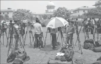  ?? (Reuters photo) ?? Television journalist­s are seen outside the premises of the Supreme Court in New Delhi, India August 22, 2017.