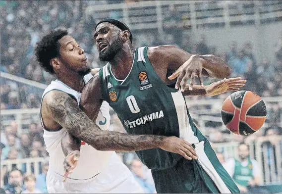  ?? FOTO: GETTY ?? Trey Thompkins intenta robarle el balón a Chris Singleton. No hubo color en el partido del martes, con el Panathinai­kos marcando el tono con un 20-0 inicial