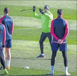  ??  ?? Paco Jémez, dando instruccio­nes a sus jugadores en el entrenamie­nto.