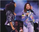  ??  ?? A lato, Selena Gomez in mezzo al cast della serie Netflix Tredici, di cui è produttric­e. Sopra, con Alicia Keys (36) a Inglewood, sul palco dell’evento charity We Day California, e sulla cover di aprile di Vogue America.