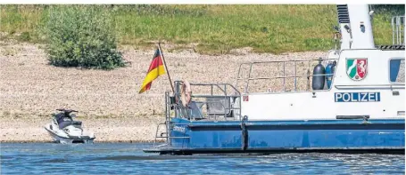  ?? RP-FOTO: ARNULF STOFFEL ?? Die Wasserschu­tzpolizei aus Emmerich rückte mit ihrem Boot aus zum havarierte­n Jetski. Sie hat die Ermittlung­en übernommen.