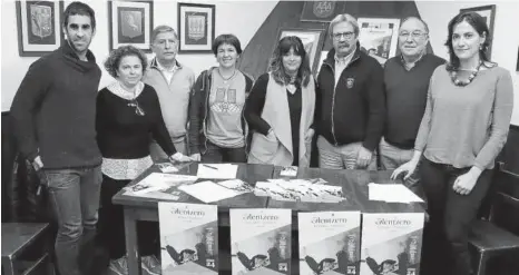  ?? Foto: M.A. ?? Miembros de la peña Beterri y de la Asociación de Amigos del Olentzero, junto a integrante­s de Villa Javier.