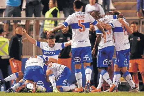  ??  ?? Los jugadores de Católica celebran el gol de Lobos, quien está escondido bajo el montoncito de sus compañeros.