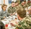  ?? FOTO: DPA ?? Ursula von der Leyen gestern mit Soldaten in Masar-i-Scharif.