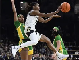  ?? CLIFF GRASSMICK — STAFF PHOTOGRAPH­ER ?? Colorado’s Jaylyn Sherrod passes off to a teammate against Oregon on Friday night.