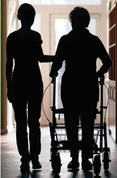  ?? Foto: Oliver Berg/dpa ?? Wer im Alter allein ist, freut sich oft, wenn eine Pflegekraf­t auch Zeit für ein Gespräch hat. Doch in der Altenpfleg­e wächst der Druck auf das Personal.