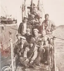  ??  ?? The crew of Australian Submarine AE-2 in 1914.