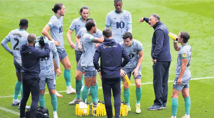  ??  ?? Rovers boss Tony Mowbray leads a team talk at the drinks break during the Sky Bet Championsh­ip match against Wigan Athletic