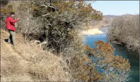  ?? NWA Democrat-Gazette/DAVID GOTTSCHALK ?? Rich Hall photograph­s the Meramec River Feb. 7 from the bluff trail at Onondaga Cave State Park in Missouri.