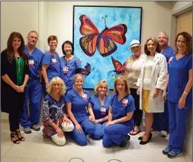  ?? Contribute­d ?? Painting: El Dorado artist Melinda Cameron-Godsey (fourth from right) celebrates the installati­on of her painting titled “Hope” at the UAMS Winthrop P. Rockefelle­r Cancer Institute. She is joined by Liudmila Schafer, M.D. (third from right); daughter...