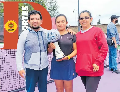  ?? /CORTESÍA: JULIO CÉSAR SÁNCHEZ ?? La tenista
Juliette Sánchez Pérez, acompañada por sus padres