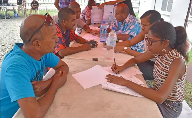  ?? Photo: Shratika Naidu ?? Legal Aid Commission lawyers (right) serve the many people who turned up to the roadshow in Labasa on February 15, 2020.