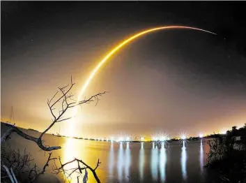  ?? DPA-BILD: DENEMARK ?? Eine Rakete der Firma SpaceX hebt mit Israels Sonde „Beresheet“und einem indonesisc­hen Kommunikat­ionssatell­iten an Bord in Cape Canaveral ab.