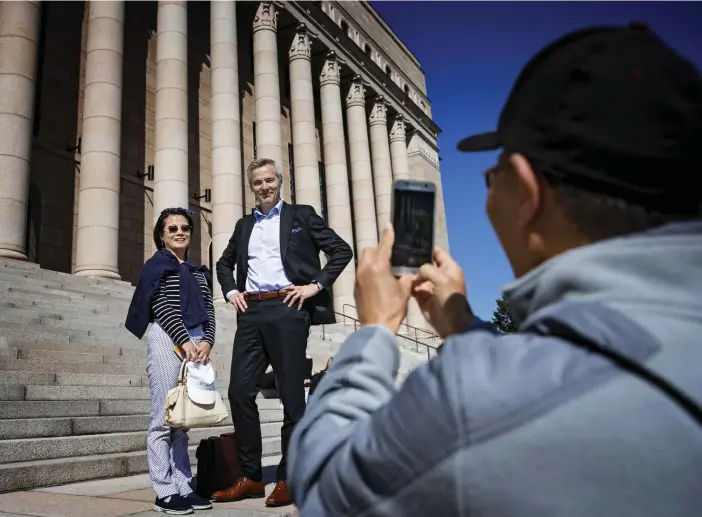  ?? FOTO: CATA PORTIN ?? ”Jag anser att vi inte som parti bara ska fokusera på en viss språkgrupp, eller på om 60 eller 75 procent av de svensksprå­kiga röstar på oss”, säger SFP:s vice ordförande Anders Adlercreut­z. På bilden poserar han tillsamman­s med en...