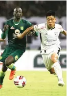  ?? ANGGER BONDAN /JAWA POS ?? MOBILITAS TINGGI: Takuya Matsunaga berebut bola dengan Makan Konate.