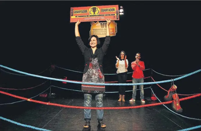  ?? PERE DURAN / NORD MEDIA ?? Marta Barceló alzando victoriosa el premio del Torneig de Dramatúrgi­a, anoche en la sala La Planeta de Girona