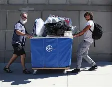  ?? NANCY LANE — BOSTON HERALD ?? Cyrus Kamlini helps his son Sean move in at BU.