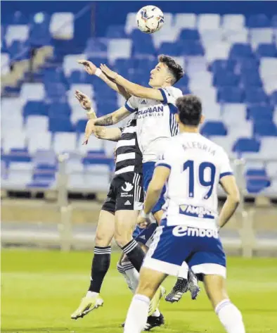  ?? ÁNGEL DE CASTRO ?? Francés intenta ganar un balón por alto a un jugador rival. ((