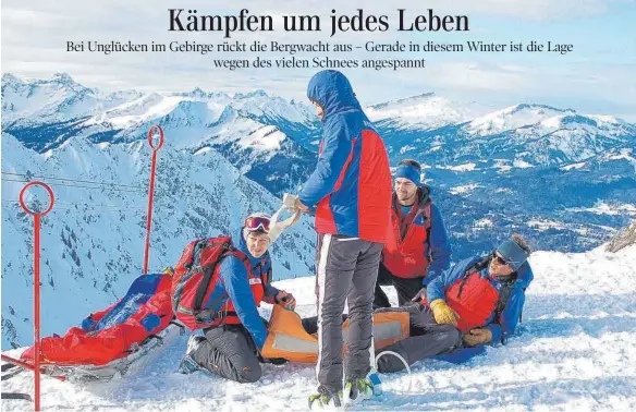  ?? FOTO: JAUSS ?? Simulierte­r Ernstfall: Ein Skifahrer ist verletzt, sein Bein muss geschient werden, bevor er von der Bergwacht mit dem Akia ins Tal gebracht wird.