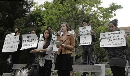 ?? Jeff Chiu/Associated Press ?? Alunas da Universida­de da Califórnia em Berkeley que denunciara­m professor contra assédio sexual falam em protesto