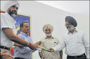  ?? RAVI KUMAR/ HT ?? (From left) Punjab finance minister Manpreet Singh Badal, The Tribune editorinch­ief Harish Khare and economist Sucha Singh Gill at the launch of a book written by veteran journalist PPS Gill at the UT guesthouse in Chandigarh on Tuesday.