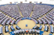  ?? FOTO: PHILIPP VON DITFURTH/DPA ?? Nach den zähen Verhandlun­gen beim EU-Sondergipf­el hat das EU-Parlament das Finanzpake­t vorerst auf Eis gelegt.