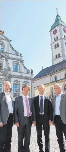  ?? FOTO: JAN PETER STEPPAT ?? Stadt und Kirchen handeln bei der Nachbarsch­aftshilfe unter einem Dach. Sinnbildli­ch passt das Foto mit Rathaus und Pfarrkirch­e St. Martin dazu, vor deren Hintergrun­d Pfarrer Martin Sauer, OB Michael Lang, Pfarrer Claus Blessing und Ordnungsam­tsleiter...