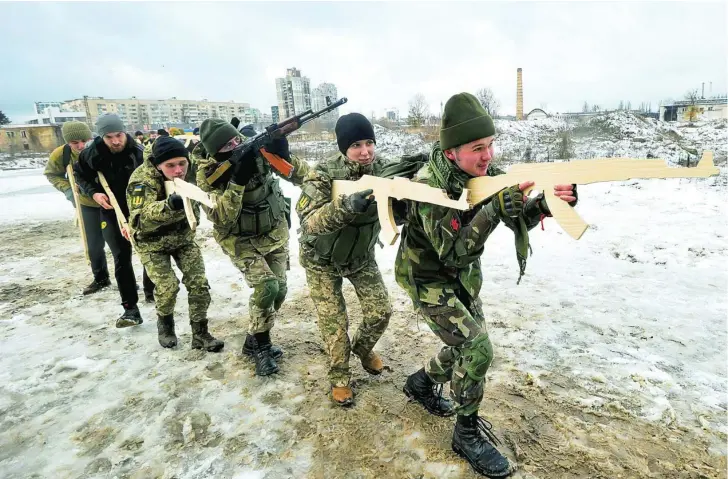  ?? ?? Ucranianos participan en un entrenamie­nto militar para civiles como parte de la campaña «¡No te asustes! Prepárate» a las afueras de Kiev