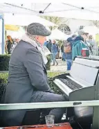  ?? ?? Ein Pianist sorgte mit Musik für gute Laune.