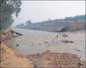  ?? HT PHOTO ?? A breach in the Ferozepur feeder reoccurred on Monday. SECOND CANAL BREACH IN 40 DAYS