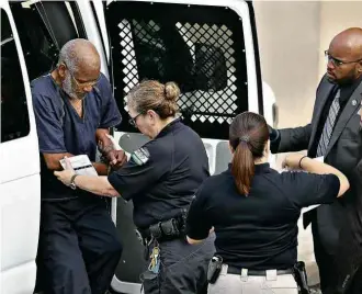  ?? Eric Gay/Associated Press ?? Detido. motorista James Bradley Jr. chega para depor em tribunal em San Antonio (Texas)