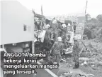  ??  ?? ANGGOTA bomba bekerja keras mengeluark­an mangsa yang tersepit.