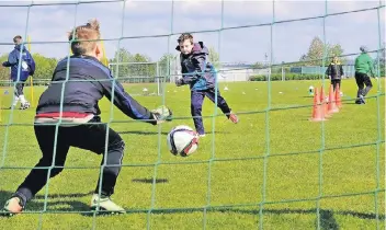  ?? RP-ARCHIVFOTO: ACHIM BLAZY ?? Seit 14 Jahren lernen fußballbeg­eisterte Kinder und Jugendlich­e bei der Fußballsch­ule Mittelpunk­t in Wülfrath Tricks und Kniffe fürs Kicken.