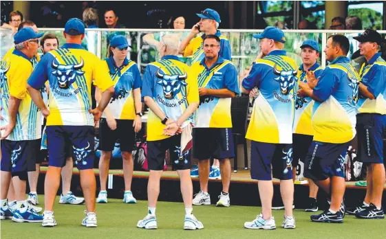  ?? Picture: CHRIS McMILLAN ?? Broadbeach Bulls gather for a pre-match pep talk ahead of their QPL clash with Pine Rivers Pirates.