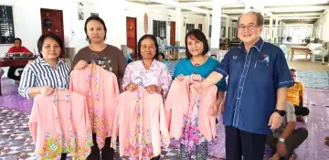  ??  ?? Uggah (right) meets some of the longhouse womenfolk during his walkabout.