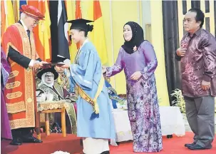  ??  ?? TAHNIAH: Tun Taib menyampaik­an anugerah kepada adik Eunice Johney selepas dinobatkan sebagai Pelajar Terbaik Keseluruha­n 2017 disaksikan bapa dan ibunya.