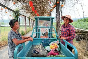  ??  ?? Deux vigneronne­s du village de Zhangdun, Wu Xiufeng et Huang Changji