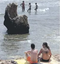  ?? Foto: Ángel García ?? Malerische Buchten wie hier am Ende von Las Rotas ziehen Sonnenhung­rige an.