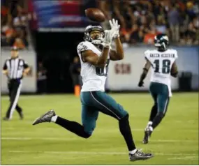  ?? CHARLES REX ARBOGAST — THE ASSOCIATED PRESS ?? Eagles receiver Jordan Matthews (81) hauls in a pass from Eagles quarterbac­k Carson Wentz (11) during the first half Monday in Chicago.