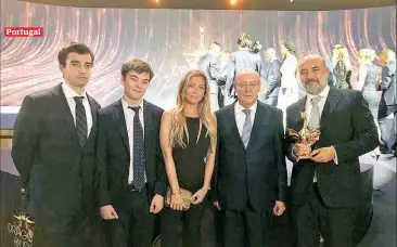  ??  ?? Com os filhos, a enteada e Pinto da Costa na gala em que recebeu o Dragão de Ouro