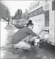  ?? Christina Ryan/calgary Herald ?? Kelly Doyle fills up from a city tanker after a water main break in Marda Loop.