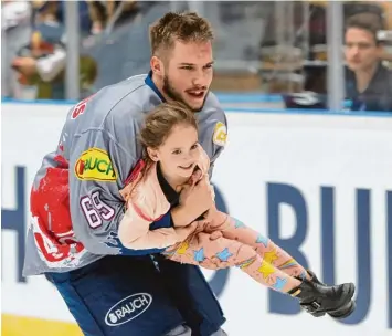  ?? Foto: imago ?? Nach Siegen mit dem EHC München feiert Florian Kettemer schon mal mit jungen Fans.