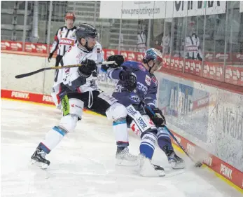  ?? FOTO: DIETER REINHARDT ?? Die Wild Wings um Maximilian Hadraschek (rechts) setzten sich 2:1 in Krefeld durch. Im Kampf um die Play-Off-Plätze bleibt es ein harter Kampf mit Andreas Eder und den Straubing Tigers.